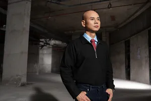 Phan Đinh Tùng làm mới ca khúc "Nước ngoài" đầy xúc động 