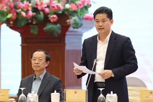 Thứ trưởng Thường trực Bộ Y tế Vũ Mạnh Hà trả lời tại họp báo. Ảnh: QUANG PHÚC