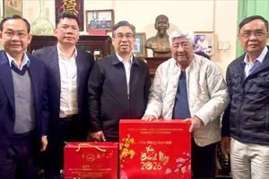 Đoàn công tác Thường trực Thành ủy TPHCM thăm, chúc tết nguyên lãnh đạo Đảng và Nhà nước