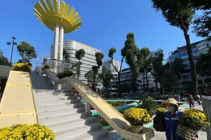 Chỉnh trang khu vực vòng xoay Hồ Con Rùa. Ảnh: HOÀNG HÙNG