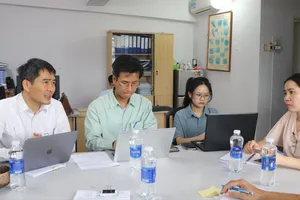 Ông Nguyễn Phong Nhã, Cục phó Cục Viễn thông, Trưởng đoàn công tác (bìa trái) làm việc với các đơn vị chức năng của TPHCM tại cảng cá Cát Lở, phường Phước Thắng