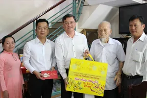 Lãnh đạo TPHCM thăm, chúc tết gia đình chính sách và đơn vị quân đội