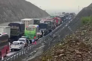 Liên tiếp 2 vụ đụng xe trên cao tốc Hàm Nghi - Vũng Áng, giao thông ùn tắc