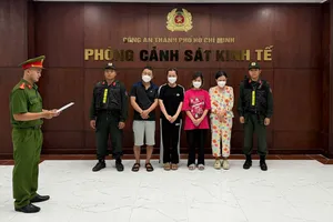 Cơ quan CSĐT tống đạt Quyết định khởi tố bị can đối với các đối tượng