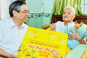 Lãnh đạo TPHCM thăm, tặng quà tết đến người cao tuổi, hộ nghèo