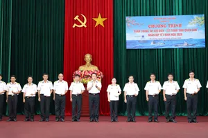 Đại tá Nguyễn Lương Khuyên tặng quà thân nhân thương binh trong đơn vị