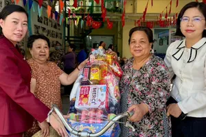 Phường Gia Định: Thêm 1.365 phần quà đến với người có hoàn cảnh khó khăn 