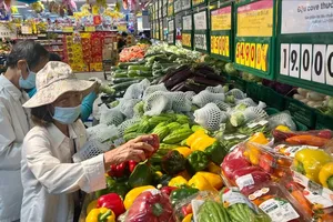 Cá chép vàng, trái cây, hoa tươi hút khách dịp tiễn ông Táo