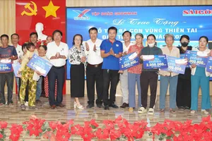 Báo SGGP và Tập đoàn GrowMax tặng quà tết đến bà con vùng lũ Khánh Hòa