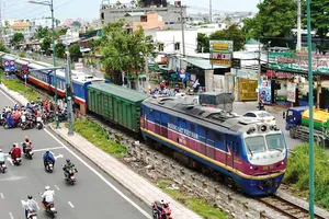 Các tình nguyện viên tại phường Phú Nhuận, TPHCM dọn dẹp vệ sinh đường sắt. Ảnh: THANH HIỀN