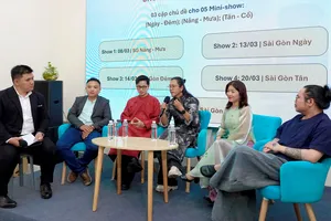 Ê kíp trẻ dự án nghệ thuật "Kể chuyện nghìn năm: Chuyện Sài Gòn 2" chia sẻ các ý tưởng, quá trình sẽ tổ chức thực hiện. Ảnh: THÚY BÌNH