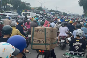Đường vào sân bay Tân Sơn Nhất ùn ứ nghiêm trọng