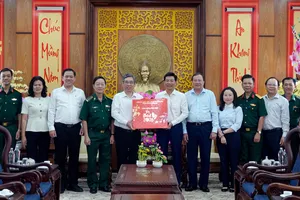 Đồng chí Nguyễn Phước Lộc tặng quà, chúc tết Đảng bộ, chính quyền và nhân dân tỉnh Tây Ninh