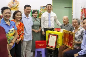 Đoàn công tác của TPHCM thăm, chúc tết thương binh, người cao tuổi
