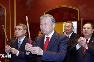 Tổng Bí thư Tô Lâm dâng hương tại Khu Di tích Hoàng thành Thăng Long và Di tích nhà 67