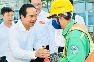 Chủ tịch UBND TPHCM thăm, động viên công nhân vệ sinh môi trường trực tết