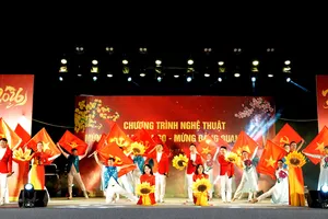 Tiết mục ca múa "TPHCM - Niềm tin ngời sáng". Ảnh: THÚY BÌNH