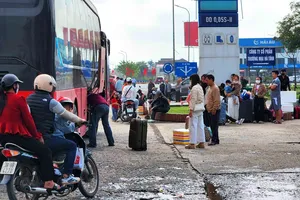 Người dân Hà Tĩnh vất vả đón xe vào Nam, ra Bắc sau tết 