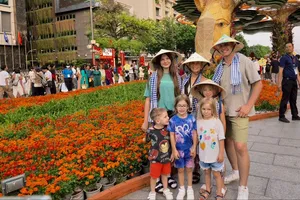 TPHCM đón đoàn khách quốc tế đầu Xuân Bính Ngọ