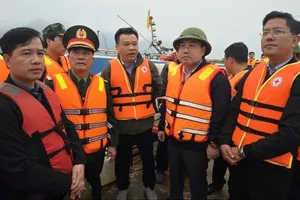 Phó Chủ tịch chuyên trách Ủy ban An toàn giao thông quốc gia Lê Kim Thành trực tiếp chỉ đạo tại hiện trường vụ lật tàu trên hồ Thác Bà (Lào Cai)