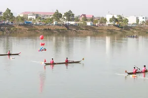 Quảng Ngãi: Sôi nổi giải đua thuyền độc mộc trên sông Đăk Bla