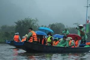 Hàng chục ngàn du khách đội mưa trẩy hội chùa Hương 