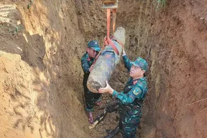 Lực lượng chức năng di chuyển quả bom đến khu vực xử lý an toàn