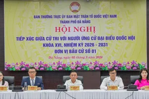 Các ứng cử viên dự buổi tiếp xúc cử tri. Ảnh: XUÂN QUỲNH