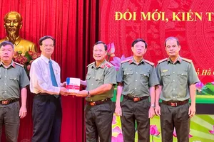 Giới thiệu ấn phẩm "Đổi mới, kiến tạo, hội nhập, phát triển" của đồng chí Nguyễn Tấn Dũng