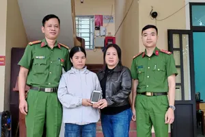 Chị Trang (áo trắng) nhờ Công an tìm người chuyển khoản nhầm 500 triệu đồng 