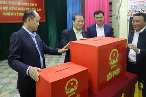 Phó Chủ tịch Quốc hội Nguyễn Đức Hải và lãnh đạo tỉnh Hà Tĩnh kiểm tra thực tế công tác chuẩn bị bầu cử tại phường Vũng Áng