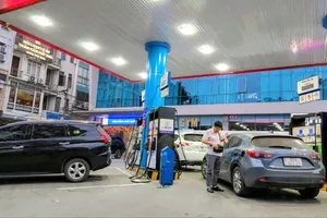 Hà Nội yêu cầu doanh nghiệp xăng dầu bán đúng giá niêm yết, cấm găm hàng