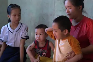 Nữ sinh lớp 5 gồng mình chăm hai em mắc bệnh hiếm