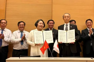 Tổng lãnh sự Nhật Bản tại TPHCM Ono Masuo và Trưởng đại diện tổ chức Seed to Table Ino Mayu tại buổi ký kết. Ảnh: TLSQ Nhật Bản tại TPHCM