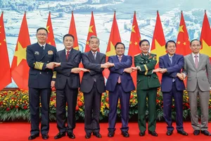 Thủ tướng Phạm Minh Chính chụp ảnh cùng Bộ trưởng Bộ Ngoại giao, Bộ trưởng Bộ Quốc phòng, Bộ trưởng Bộ Công an Việt Nam và Trung Quốc. Ảnh: VGP