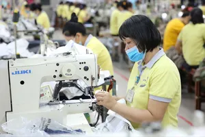 Công nhân Công ty TNHH Dony làm việc trên dây chuyền may mặc, đáp ứng yêu cầu sản xuất linh hoạt, đơn hàng nhỏ và giao nhanh của thị trường. ẢNH: HOÀNG HÙNG