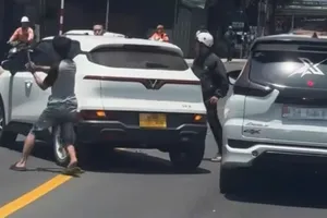 Lâm Đồng: Nam thanh niên dùng hung khí chặn đầu, đập xe người khác