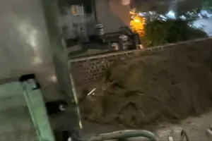 Cứu 7 người mắc kẹt trong vụ cháy nhà 7 tầng