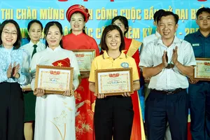 Phó Bí thư Thường trực Đảng ủy phường An Phú Đông Hồ Thị Thủy và Quyền Chủ tịch UBND phường An Phú Đông Nguyễn Chí Thiện trao giải nhất và giải nhì cho hai đơn vị xuất sắc là Khu phố 4 và Trường Tiểu học Phạm Văn Chiêu. Ảnh: THÚY BÌNH 