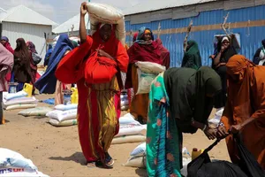 Người dân bang Zamfara, Tây Bắc Nigeria, nhận lương thực cứu trợ. Ảnh: The Fatu Network