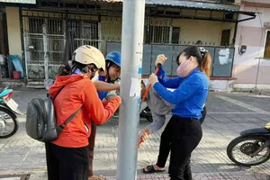 Chung tay làm sạch phố phường