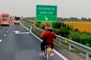 Xe máy liên tục chạy vào tuyến cao tốc TPHCM – Trung Lương – Mỹ Thuận – Cần Thơ 