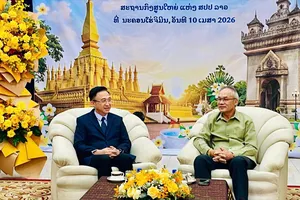 Phó Bí thư Thành ủy TPHCM Đặng Minh Thông chúc mừng Tổng Lãnh sự quán Cộng hòa Dân chủ Nhân dân Lào tại TPHCM nhân dịp Tết cổ truyền Lào (Bunpimay). Ảnh: PHƯƠNG NAM