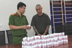 Cơ quan Cảnh sát điều tra Công an tỉnh Nghệ An đọc lệnh khởi tố vụ án, khởi tố bị can đối với Nguyễn Duy Sơn. Ảnh: CÔNG AN NGHỆ AN 