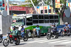 Phương tiện giao thông lưu thông tại thủ đô Caracas, Venezuela. Ảnh: XINHUA 