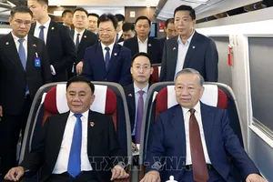 Tổng Bí thư, Chủ tịch nước Tô Lâm đi thăm thành phố Nam Ninh (Trung Quốc) bằng tàu cao tốc