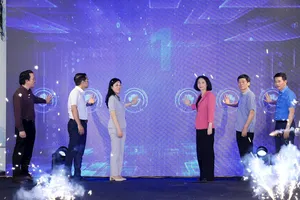 Các đại biểu thực hiện nghi thức khai trương Cổng thông tin ATTP Hà Nội. Ảnh: https://soyte.hanoi.gov.vn/