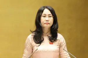 Bộ trưởng Bộ VH-TT-DL Lâm Thị Phương Thanh trình bày tờ trình. Ảnh: QUANG PHÚC 