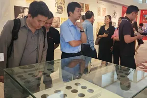 Trưng bày tổ chức nhân kỷ niệm 156 năm ngày sinh V.I. Lênin (22-4-1870 – 22-4-2026). Ảnh: THU HÀ