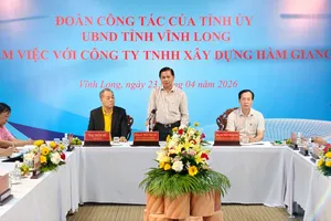 Đồng chí Trần Văn Lâu, Ủy viên Trung ương Đảng, Bí thư Tỉnh ủy Vĩnh Long phát biểu tại buổi làm việc, sáng 23-4